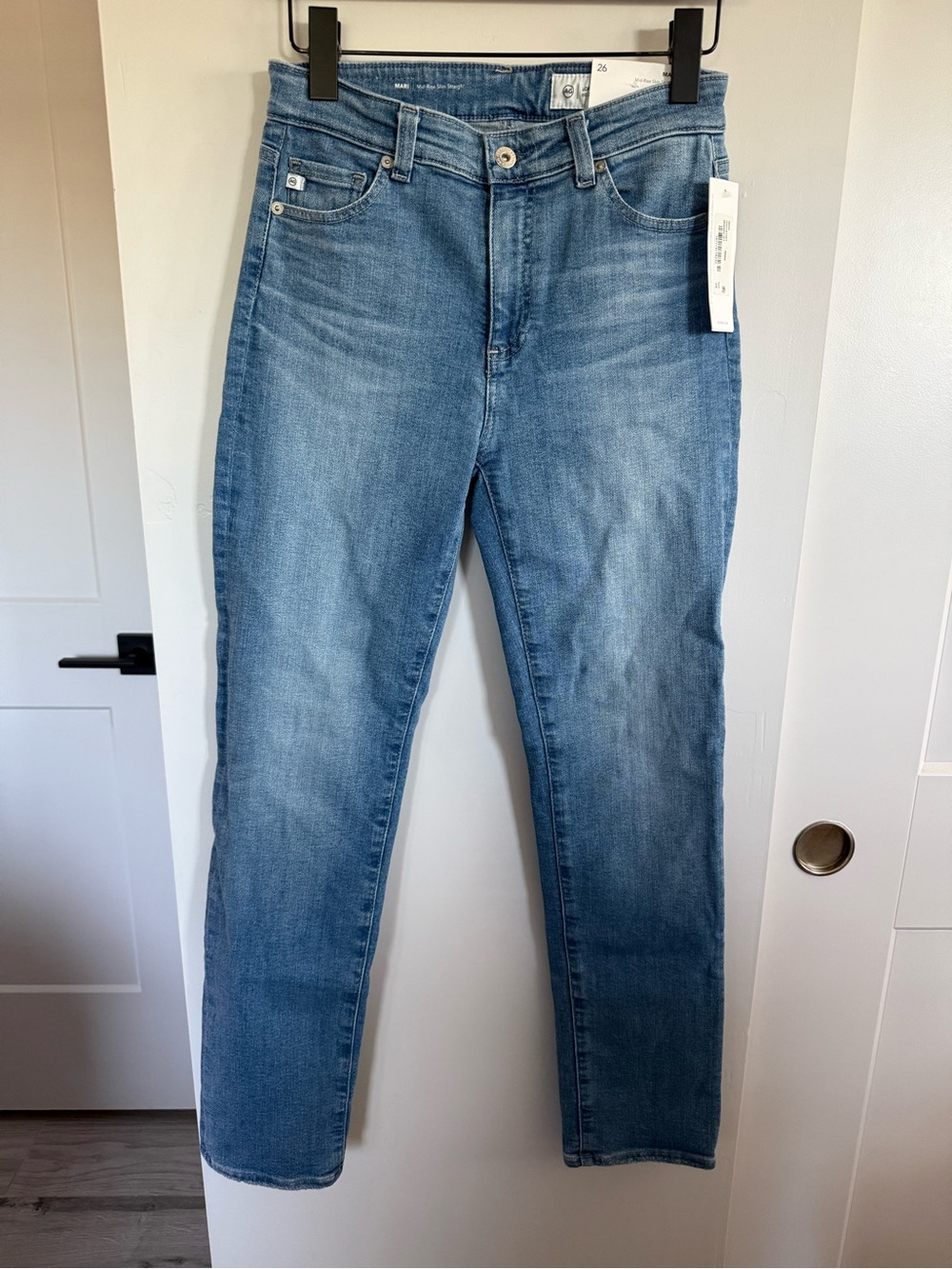 NWT AG Mari Mid-Rise Slim Straight Jeans Size 26